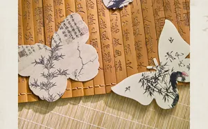 Detailansicht von Schmetterlings-Postkarten mit traditioneller chinesischer Tusche