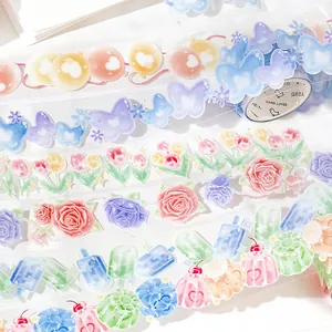 Ruban décoratif en PET pastel avec des motifs de roses et papillons oniriques