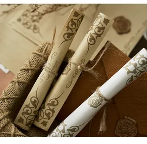 Primer plano de rollos de papel de carta vintage atados con cuerda de cáñamo rústica