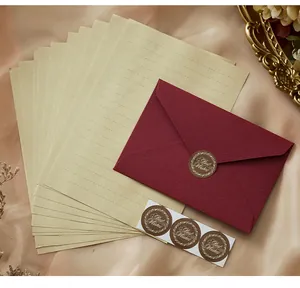 Sobre vintage burdeos con textura de lino, papel kraft rayado y pegatinas