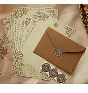 Detalle del set de papel de escribir vintage con un sobre de lino y calcomanías