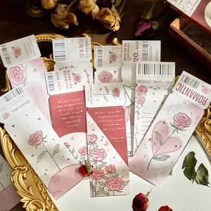 Segnalibri in carta rosa disegnati a mano in stile vintage romantico da collezione.