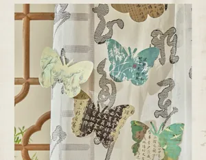 Detailansicht von künstlerischen Schmetterlings-Postkarten mit traditioneller Kalligrafie.