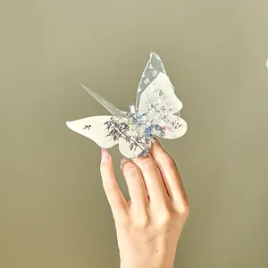 Schmetterlingsförmige dekorative Postkarte mit chinesischem Bambus und Kalligrafie.
