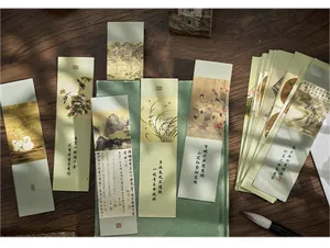 Vintage zijden bladwijzers met traditionele Chinese landschapsschilderkunst en kalligrafie