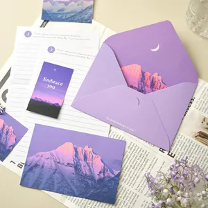 Ins-Stil Umschlag und Briefpapier Set mit lila Berglandschaft Design