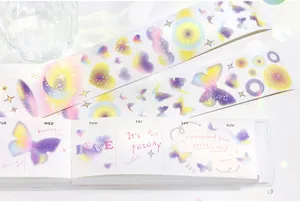 Vista dettagliata del nastro washi sfumato cangiante con motivi di farfalle e cuori