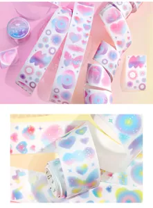 Dettaglio ravvicinato di nastro washi olografico sfumato pastello con motivi a cuore e farfalla