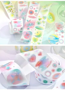 Dettaglio ravvicinato di nastro adesivo PET a sfumatura sognante con glitter olografici