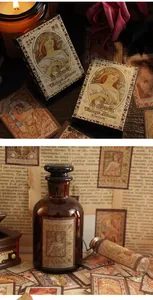 Adesivi vintage con ritratti decorati su una bottiglia di vetro marrone