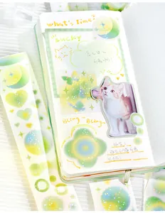 Dettaglio del nastro washi Dreamy Utopia con sfumatura verde e adesivi di gatti per il diario
