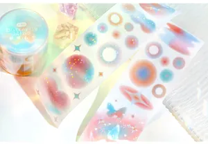 Dettaglio di nastro washi sfumato con motivi a farfalla e stelle per decorazione journal
