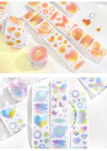 Primo piano di nastri washi sfumati sognanti con motivi a cuori e glitter olografici