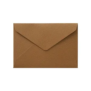 Sobre vintage marrón con textura de arpillera para invitaciones y cartas de papel kraft