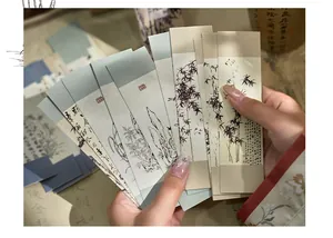 Close-up van handen die vintage papieren kunstbladwijzers in Chinese stijl vasthouden