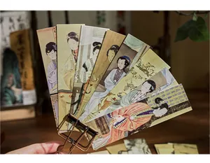 Gedetailleerd macrobeeld van vintage Chinese bladwijzers met antieke zijden schilderingen