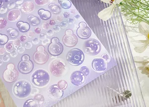 Detailopname van Milky Way-bubbelstickers met paarse glitterfilm voor dagboekdecoratie