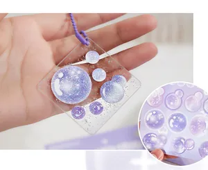 Macrodetail van Milky Way-serie paarse bubbelstickers met een holografische glitterafwerking.