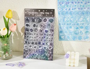 Detailopname van holografische bubbelsterrenstelselstickers voor decoratie