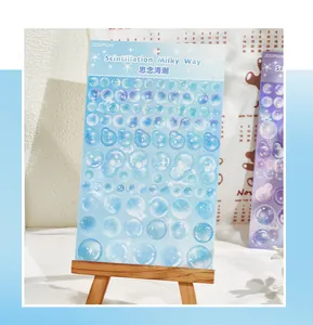 Macro-opname van blauwe Milky Way bubbelstickers met glitterfilm voor scrapbooking