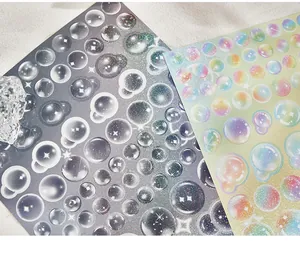 Detailopname van Milky Way bubbelstickers met glitterfolie voor scrapbook decoratie.