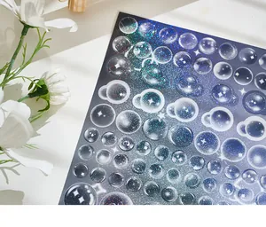 Close-up van holografische bubbelstickers met glinsterende laserlaag voor agenda