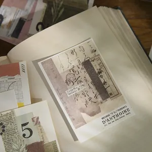 Tarjetas decorativas de papel de scrapbooking vintage sobre páginas de un libro antiguo