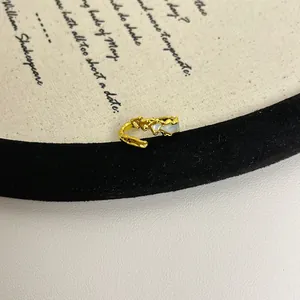 Makroaufnahme zeigt die einzigartige unregelmäßige Textur und die minzblaue Emaillierung des Rings