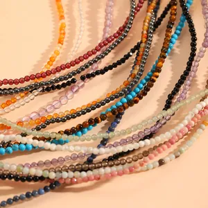 Détail de bracelets de cheville colorés en cristal naturel et perles de pierre
