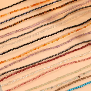 Vue détaillée de bracelets de cheville en perles de cristal naturel multicolores