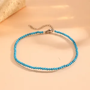 Vue détaillée d'une chevillère en perles de turquoise avec fermoir en acier inoxydable