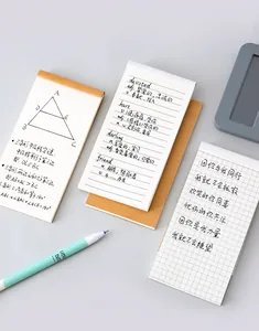Primer plano de blocs de notas portátiles con páginas de cuadrícula y líneas.