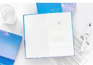 Mise en page détaillée de l'intérieur d'un carnet de notes agenda bleu de style rétro