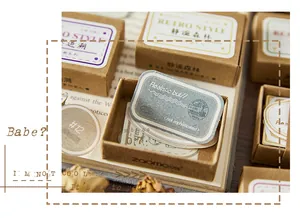 Detailansicht von Vintage-DIY-Bastelaufklebern, präsentiert in kleinen braunen Pappschachteln