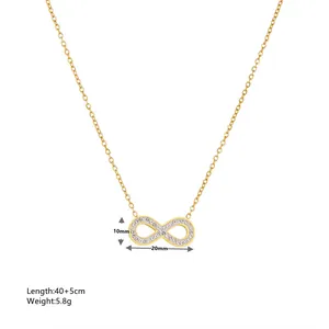 Vue détaillée du collier infini doré avec pendentif en cristal, dimensions 20mm x 10mm