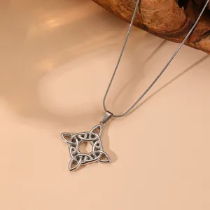 Detailansicht des silbernen keltischen Knotenanhängers mit Schlangenkette.
