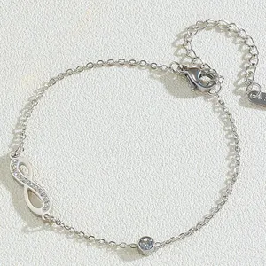 Détail d'un bracelet infini en acier inoxydable argenté avec des cristaux étincelants