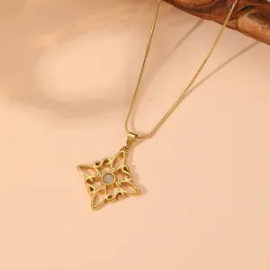 Detailansicht der goldenen Halskette mit irischem Knoten-Anhänger und Katzenaugenstein-Kern.