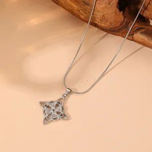 Nahaufnahme der polierten silbernen keltischen Knoten Halskette mit Schlangenkette.