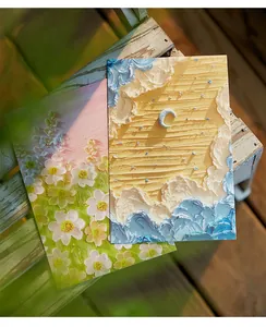 Primo piano di cartoline artistiche a olio 3D con motivi di fiori e luna crescente.