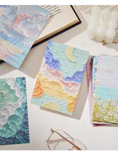 Vista dettagliata di cartoline artistiche a olio a rilievo con motivi di nuvole e luna