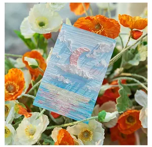 Dettaglio di una cartolina in stile pittura a olio impasto con luna rosa e nuvole.