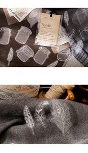 Primo piano di adesivi traslucidi a forma di piuma e barattolo per decorazioni fai-da-te