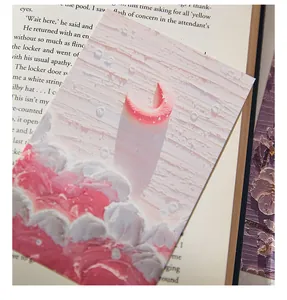 Primo piano di cartolina in stile pittura a olio con luna rosa e illustrazione di nuvole