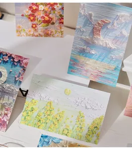Primo piano di cartoline con pittura a olio testurizzata che mostrano scene artistiche