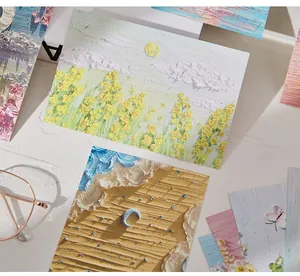 Dettaglio ravvicinato di cartoline artistiche con motivi floreali e paesaggi a olio materico