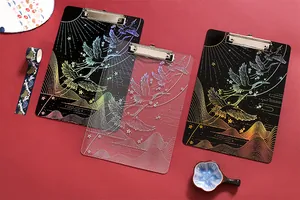 Ästhetische Klemmbretter aus Acryl mit goldenen Kranichmustern und stabilen Metallclips