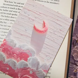 Cartolina artistica in stile pittura a olio con una luna crescente rosa su un libro