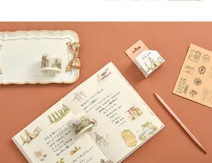 Détail de ruban adhésif washi dans un journal avec une boîte et un stylo décoratif