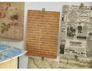 Primo piano di carta scrapbooking con motivo calligrafico vintage su sfondo retrò
